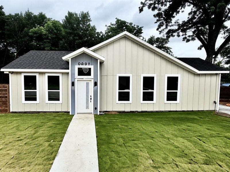Front exterior of a new home in , Dallas, TX, highlighting curb appeal (Image 22). Front exterior of a new home in , Dallas, TX, highlighting curb appeal (Image 22).