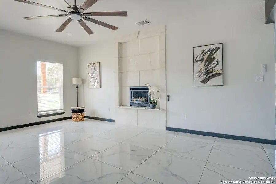 Spacious, unfurnished interior of a new home in , Natalia (Image 16).
