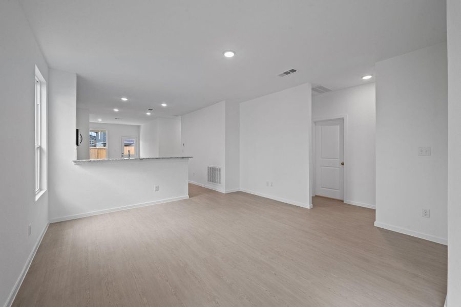 Spacious, unfurnished interior of a new home in Montgomery Bend, Montgomery (Image 23).