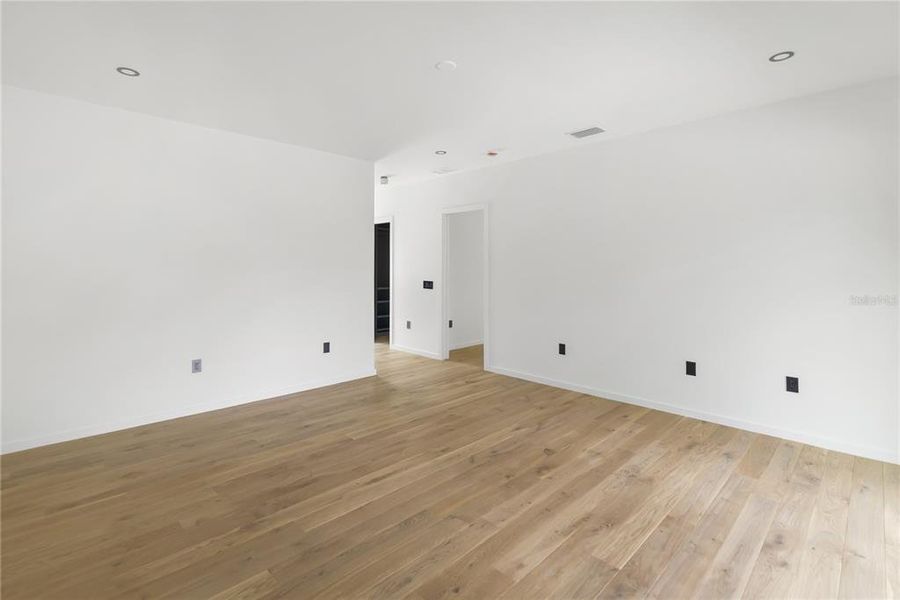 Spacious, unfurnished interior of a new home in , Sarasota (Image 57).