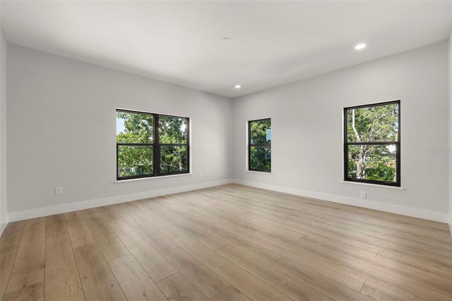 Spacious, unfurnished interior of a new home in , Tampa (Image 31).