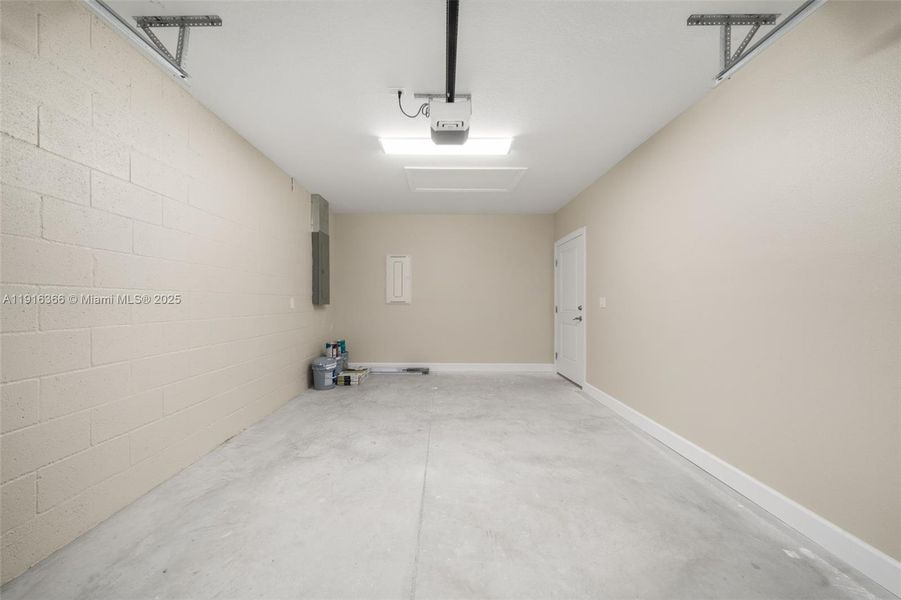 Spacious, unfurnished interior of a new home in , Sebring (Image 30).