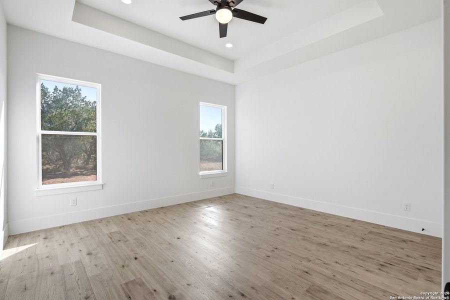 Spacious, unfurnished interior of a new home in , Bandera (Image 27).