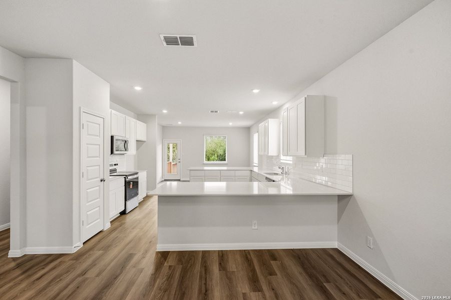 Furnished interior view inside a new home in Cinco Lakes, San Antonio (Image 6).