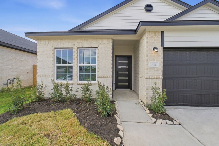 Exterior details and patio area of a home in Pecan Estates, Crosby (Image 3).