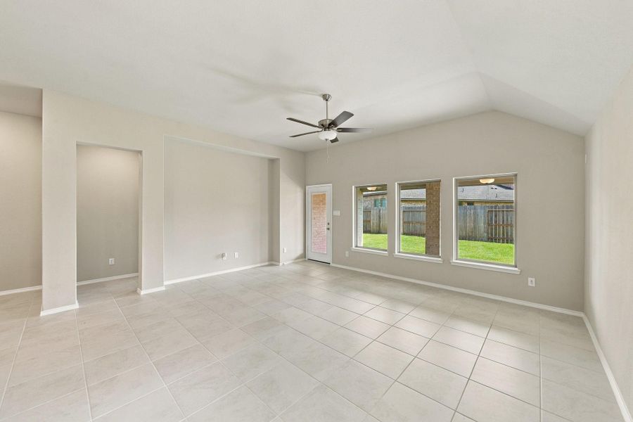 Spacious, unfurnished interior of a new home in Escondido, Magnolia (Image 20).