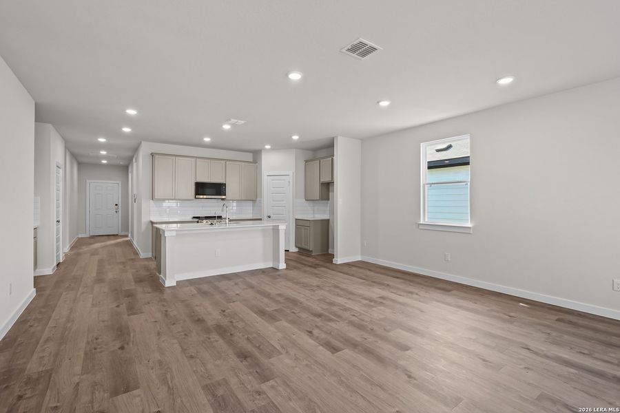 Spacious, unfurnished interior of a new home in Hiddenbrooke, Seguin (Image 26).