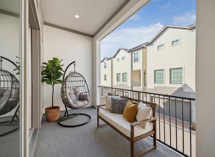 Exterior details and patio area of a home in Upland Estates, Houston (Image 26).