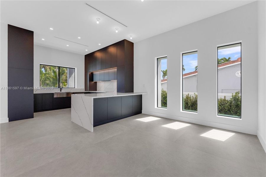 Spacious, unfurnished interior of a new home in , Pompano Beach (Image 18).