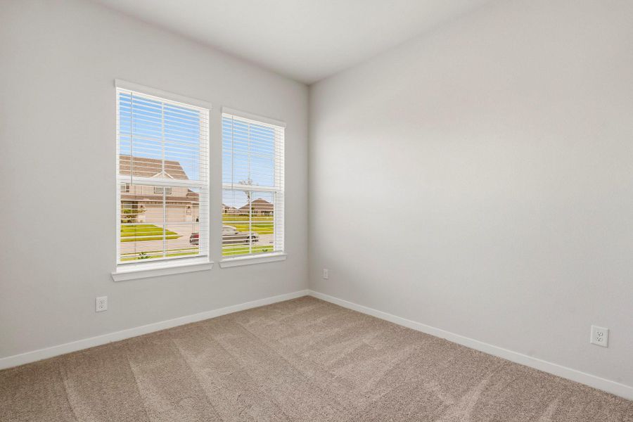 Spacious, unfurnished interior of a new home in Grand Oaks, Mont Belvieu (Image 7).