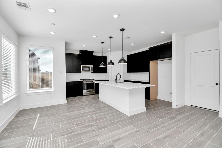 Spacious, unfurnished interior of a new home in Meridiana, Rosharon (Image 16).