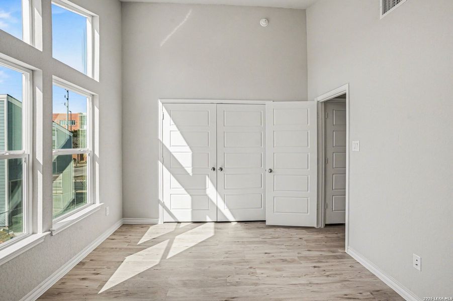 Spacious, unfurnished interior of a new home in , San Antonio (Image 18).