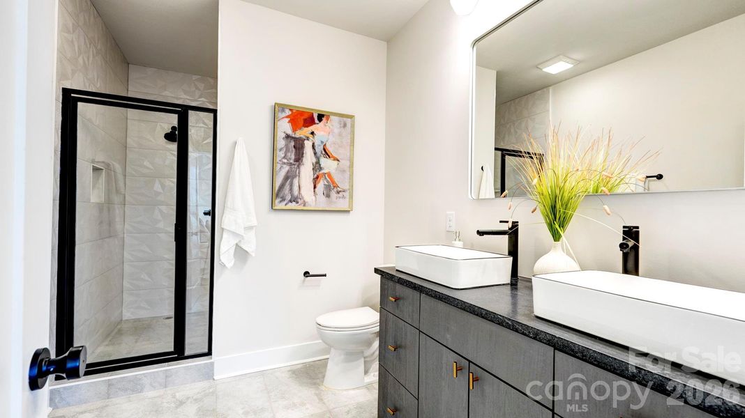 Primary bath from staged model.