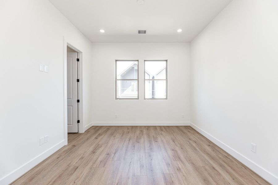 Spacious, unfurnished interior of a new home in , Houston (Image 24).