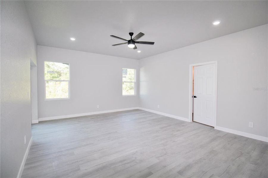 Spacious, unfurnished interior of a new home in , Sebring (Image 17).