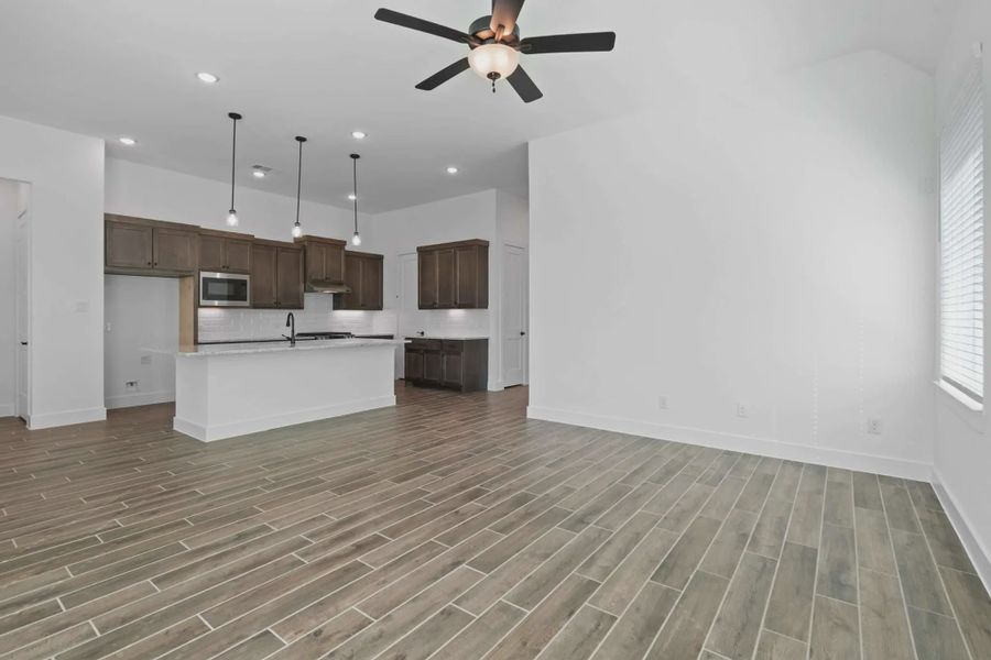 Spacious, unfurnished interior of a new home in Riceland Alley Loads, Mont Belvieu (Image 11).