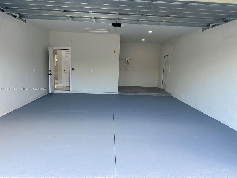 Spacious, unfurnished interior of a new home in , Lake Wales (Image 2).