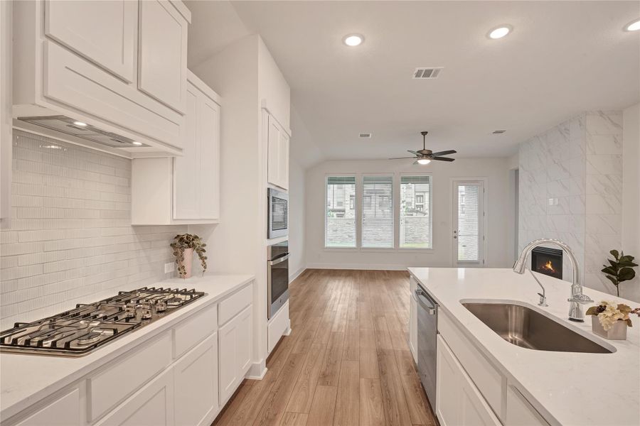 Furnished interior view inside a new home in Cross Creek Ranch 45′, Fulshear (Image 9).