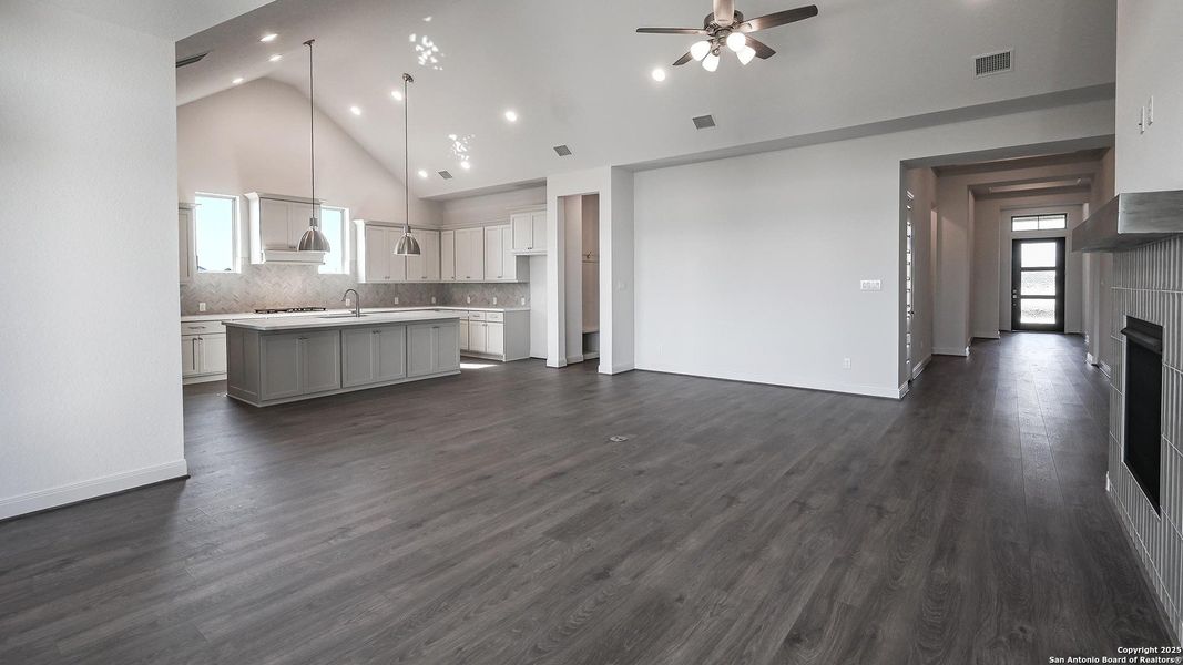 Spacious, unfurnished interior of a new home in Meadows Of Mill Creek 60', Seguin (Image 23).