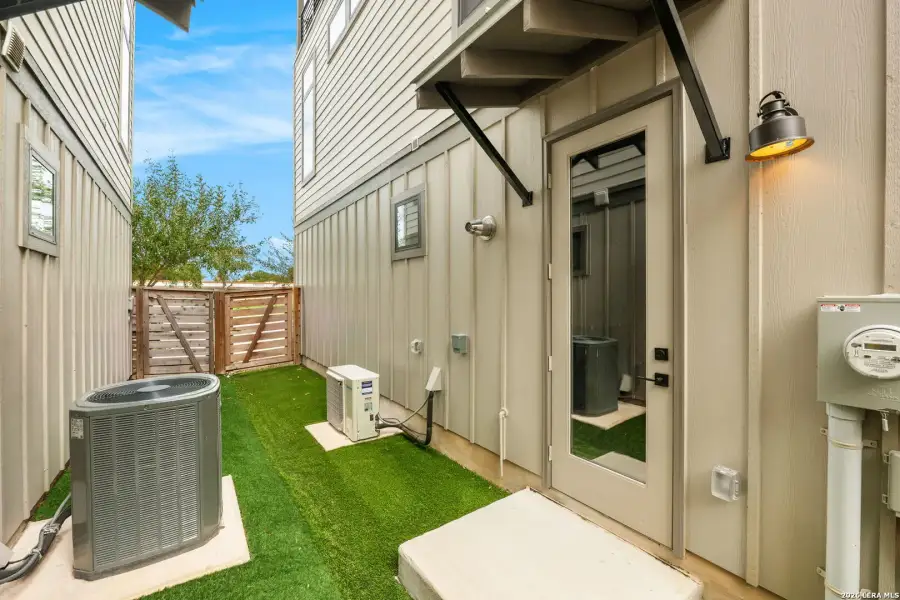 Exterior details and patio area of a home in Playmoor, San Antonio (Image 27).