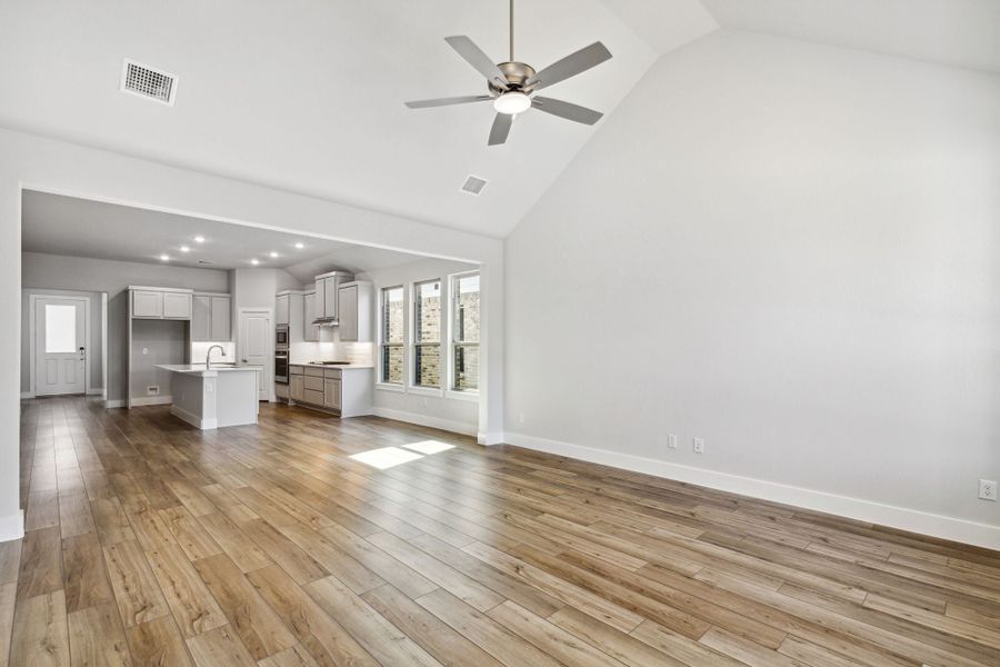 Spacious, unfurnished interior of a new home in Dove Hollow, Waxahachie (Image 19).