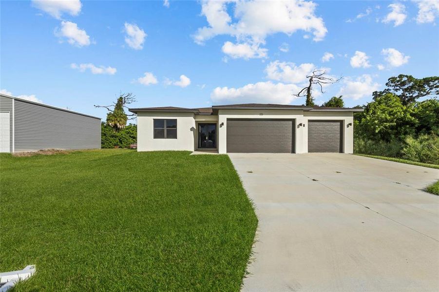 Exterior details and patio area of a home in , Punta Gorda (Image 2).