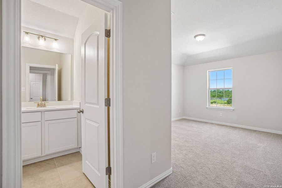 Spacious, unfurnished interior of a new home in Meyer Ranch - Enclave, New Braunfels (Image 25).
