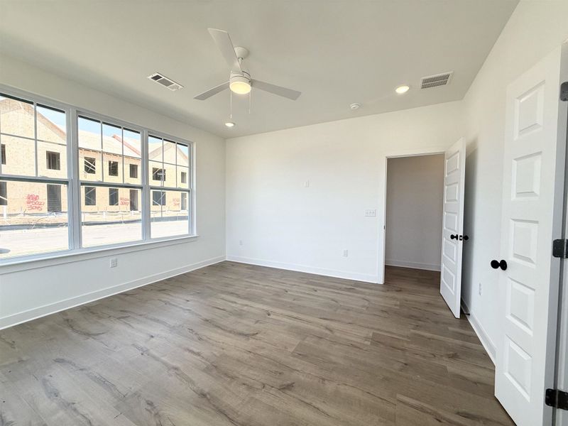 Unfurnished room featuring ceiling fan, recessed lighting, and dark wood-style flooring