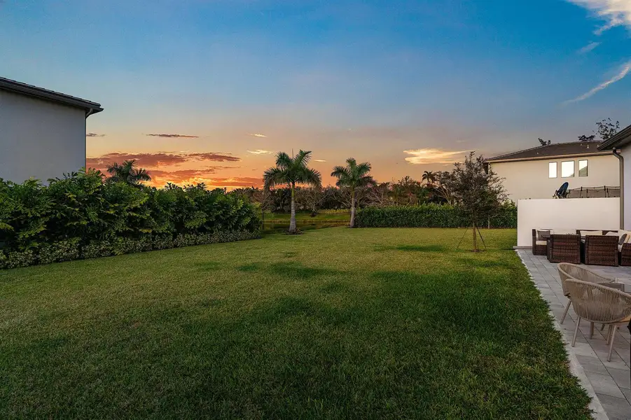 OVERSIZED BACKYARD OVERSIZED BACKYARD