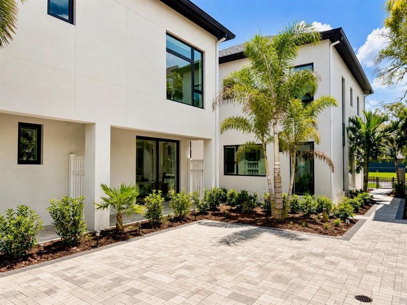 Exterior details and patio area of a home in , St. Petersburg (Image 4).