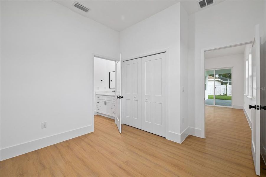 Spacious, unfurnished interior of a new home in , Ocala (Image 27).