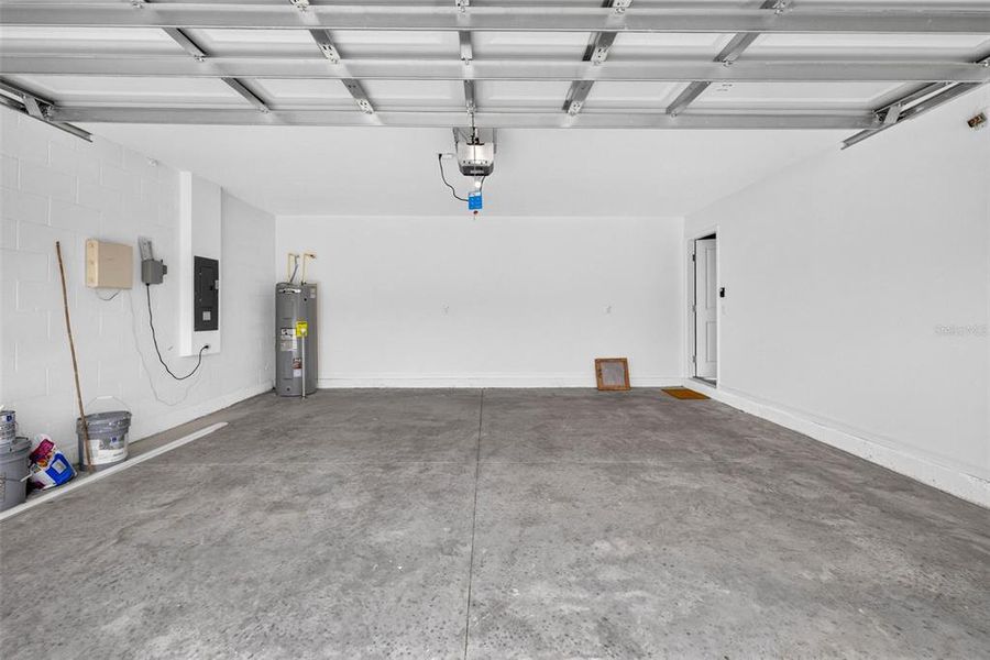 Spacious, unfurnished interior of a new home in , Tampa (Image 22).