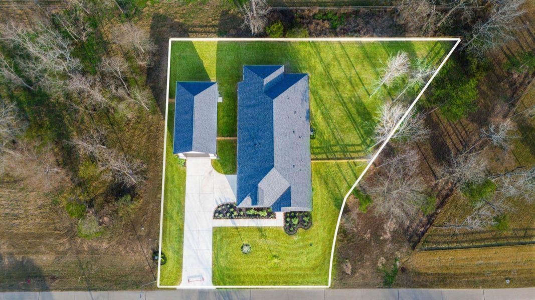 This home sits on a large lot with ample yard space in front and the back, lush landscaping and well-maintained yard! This home sits on a large lot with ample yard space in front and the back, lush landscaping and well-maintained yard!