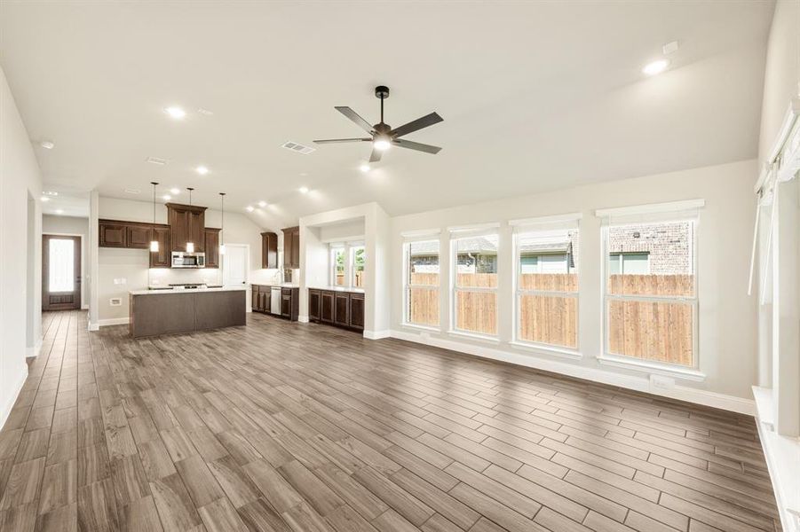 Spacious, unfurnished interior of a new home in Maplewood, Glenn Heights (Image 27).