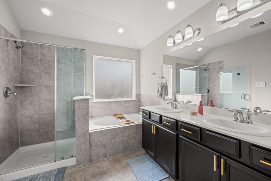 Furnished interior view inside a new home in Sierra Vista, Iowa Colony (Image 12).