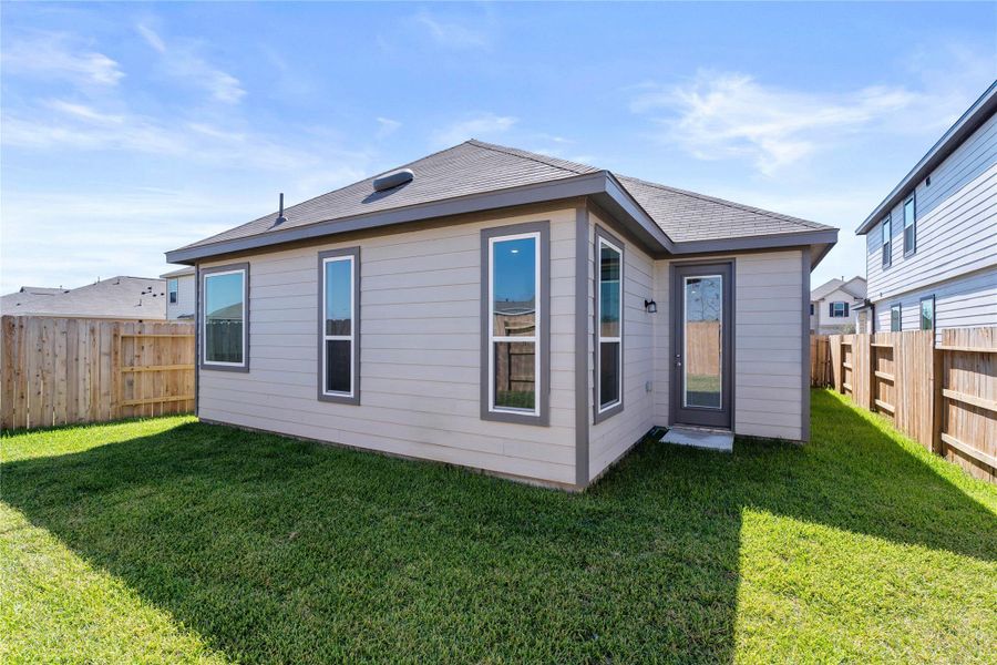 Come explore this expansive backyard—perfect for outdoor living! There's ample space for kids to play and adults to unwind.