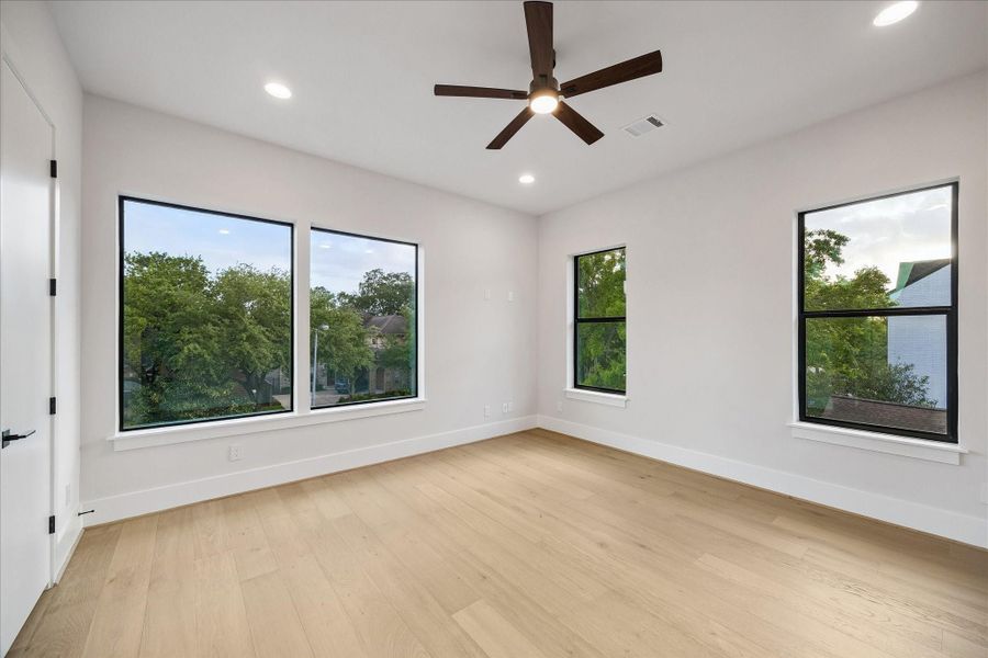 Spacious, unfurnished interior of a new home in , Bellaire (Image 23).