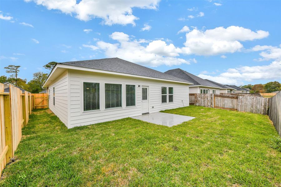 Exterior details and patio area of a home in King Oaks Village, Baytown (Image 3).