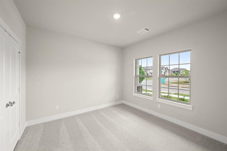 Spacious, unfurnished interior of a new home in Llano Springs, Fort Worth (Image 25).