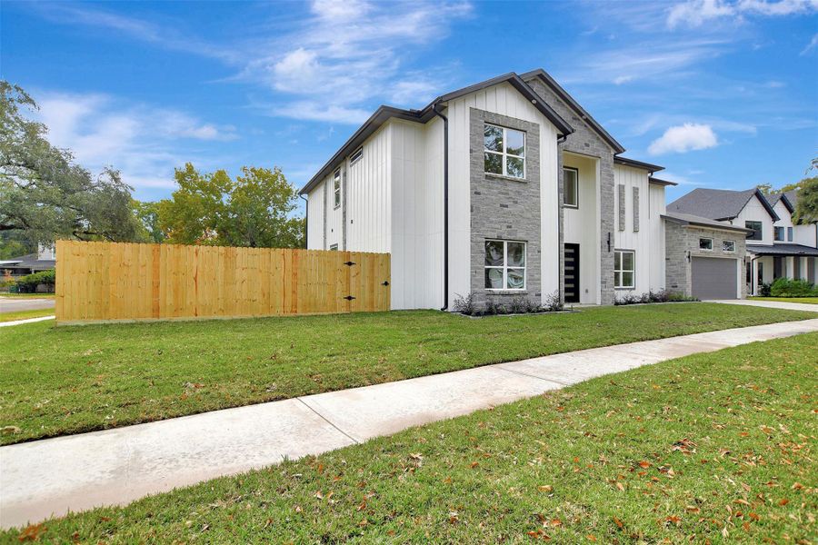 Front exterior of a new home in , Houston, TX, highlighting curb appeal (Image 29). Front exterior of a new home in , Houston, TX, highlighting curb appeal (Image 29).