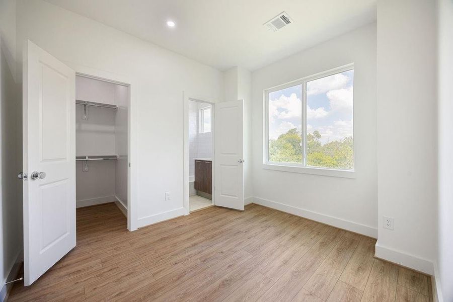 Spacious, unfurnished interior of a new home in , Houston (Image 16).