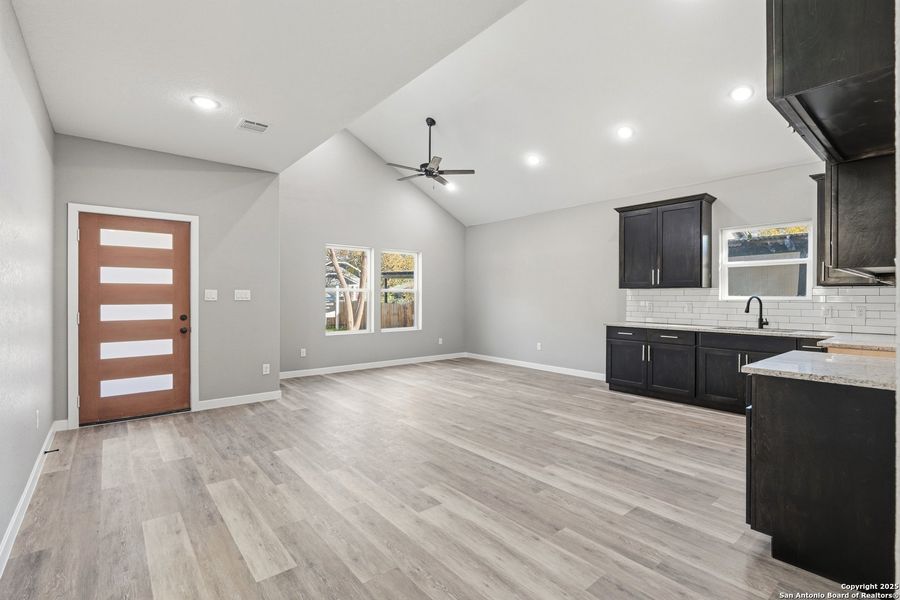 Spacious, unfurnished interior of a new home in , San Antonio (Image 15).