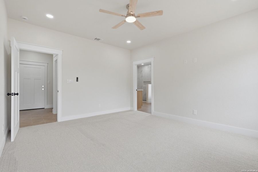 Spacious, unfurnished interior of a new home in , Bandera (Image 17).