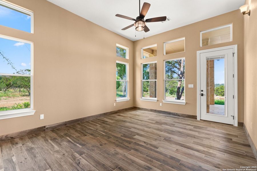 Spacious, unfurnished interior of a new home in , Canyon Lake (Image 18).