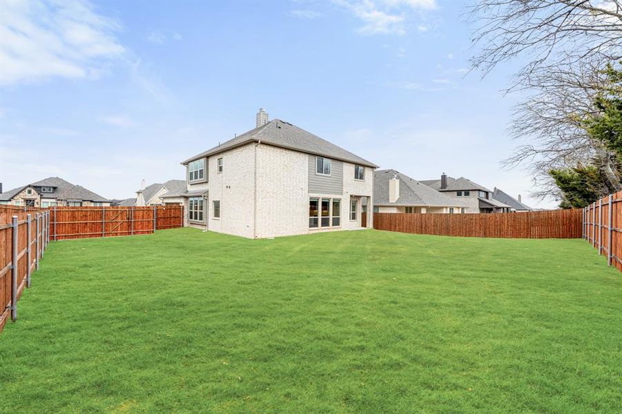 Exterior details and patio area of a home in Ridgepoint, Midlothian (Image 28).