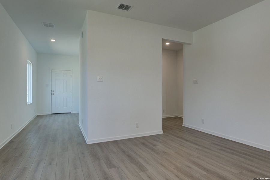 Spacious, unfurnished interior of a new home in Hennersby Hollow, San Antonio (Image 26).