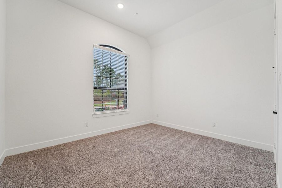 Spacious, unfurnished interior of a new home in Evergreen, Conroe (Image 33).
