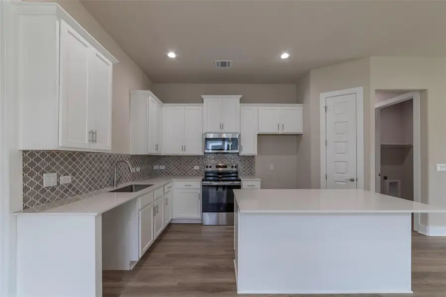 Kitchen Island with Quartz Countertops Kitchen Island with Quartz Countertops