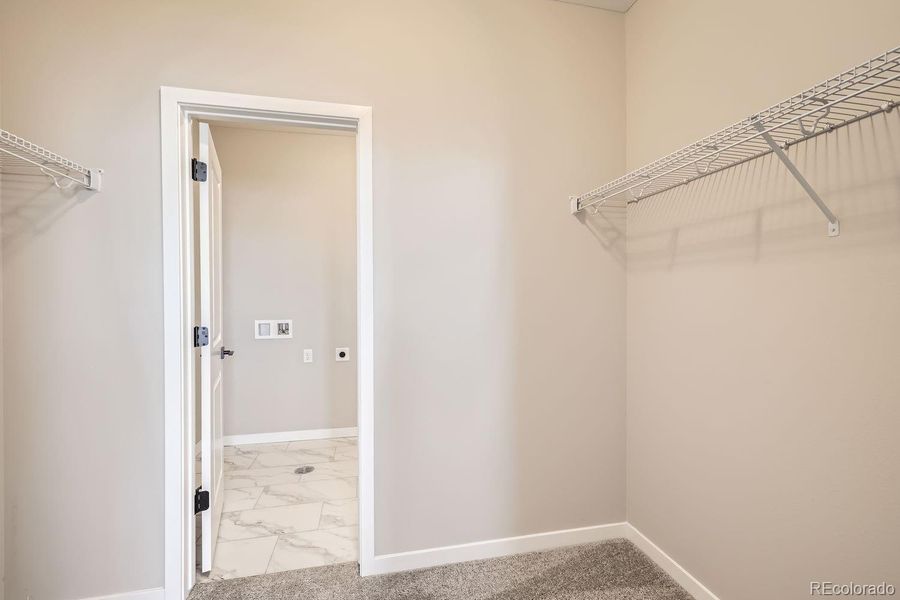 OWNER'S WALK-IN CLOSET