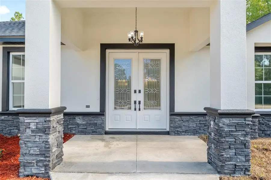 Exterior details and patio area of a home in , Dunnellon (Image 3).